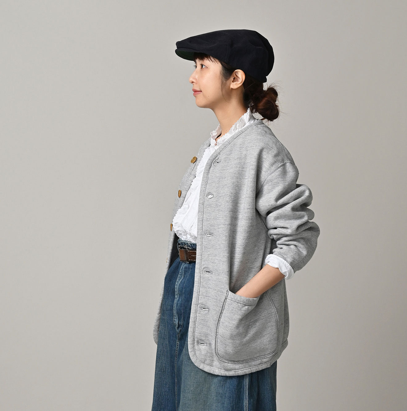Top Heritage Urake 908 Binder Cardigan Female Model