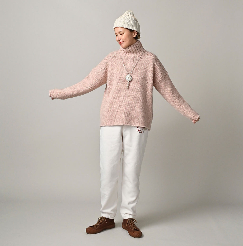 Cashmere Linen M Turtle Sweater Female Model