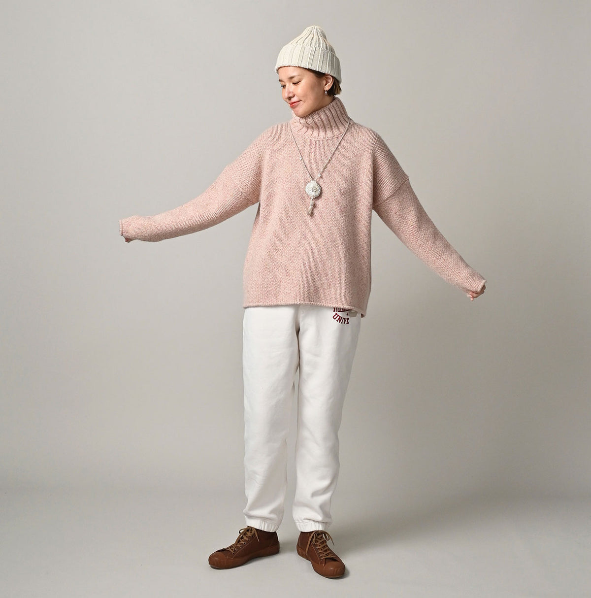 Cashmere Linen M Turtle Sweater Female Model