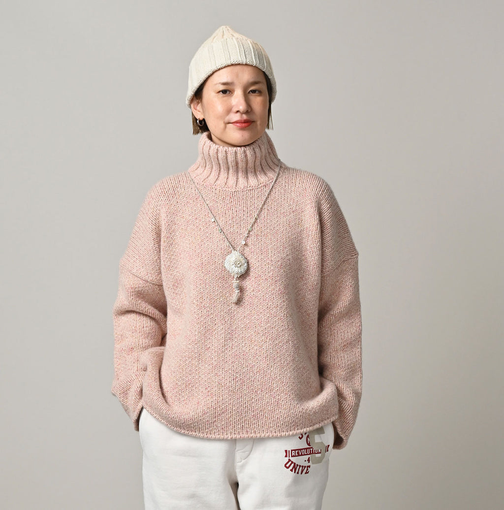 Cashmere Linen M Turtle Sweater Female Model