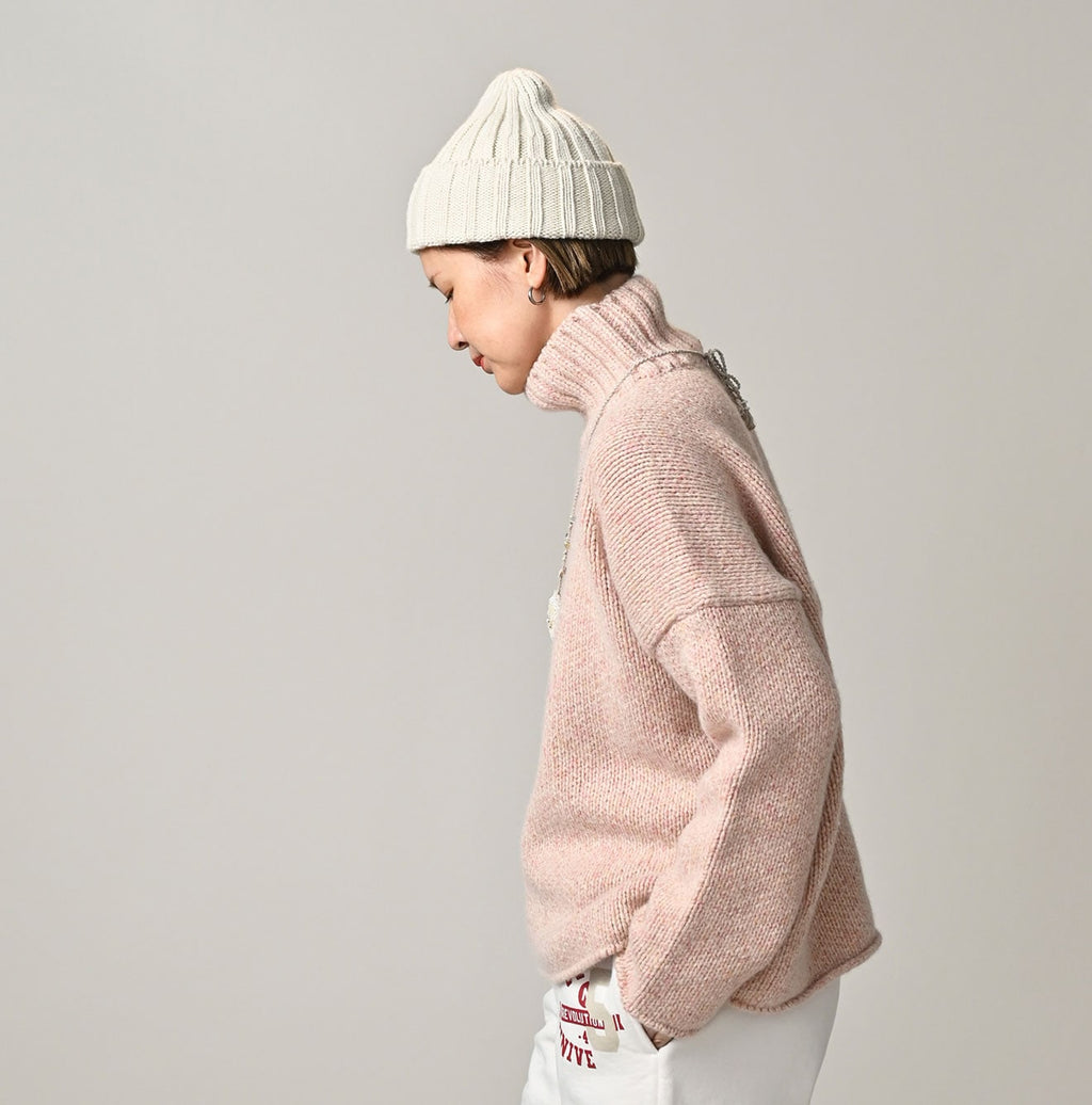 Cashmere Linen M Turtle Sweater Female Model