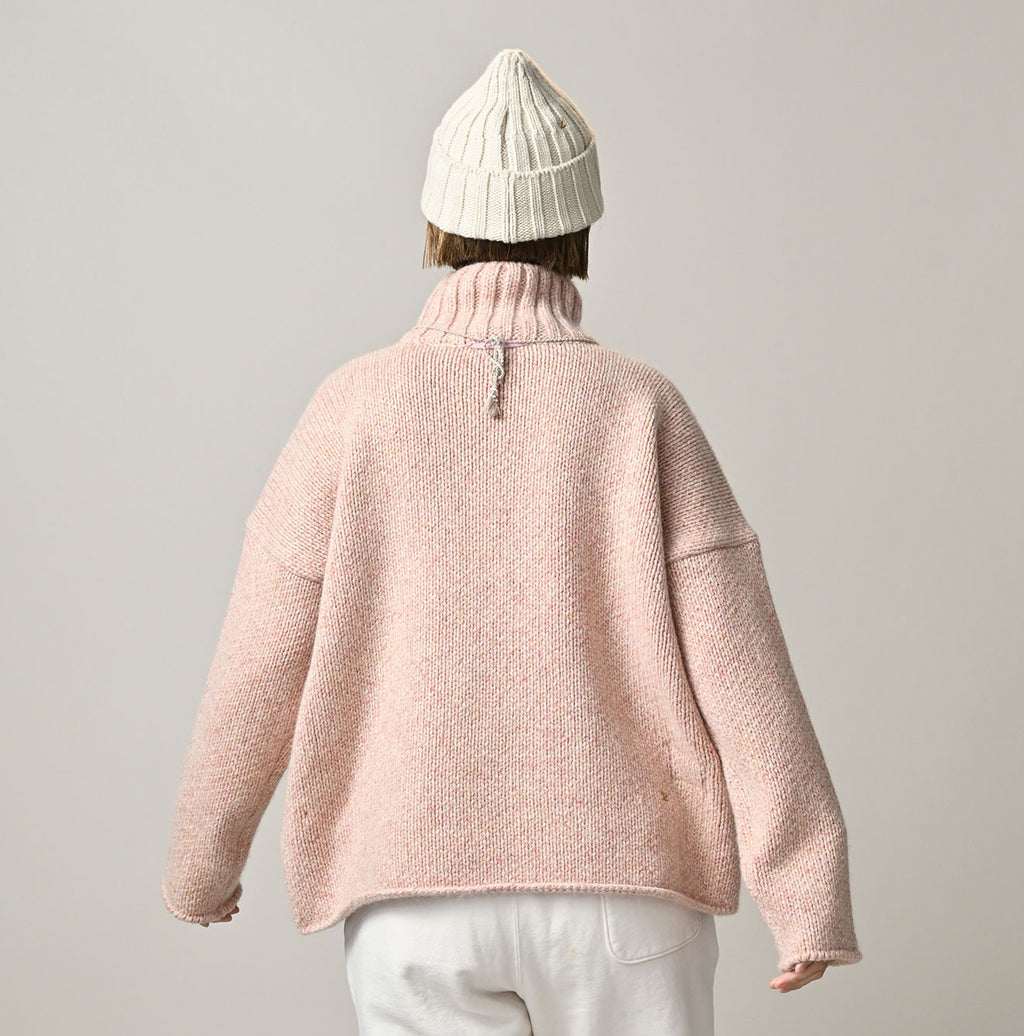 Cashmere Linen M Turtle Sweater Female Model