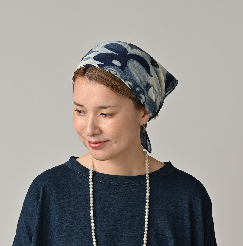 Indigo Gauze Aya Picture Book Bandana Female Model