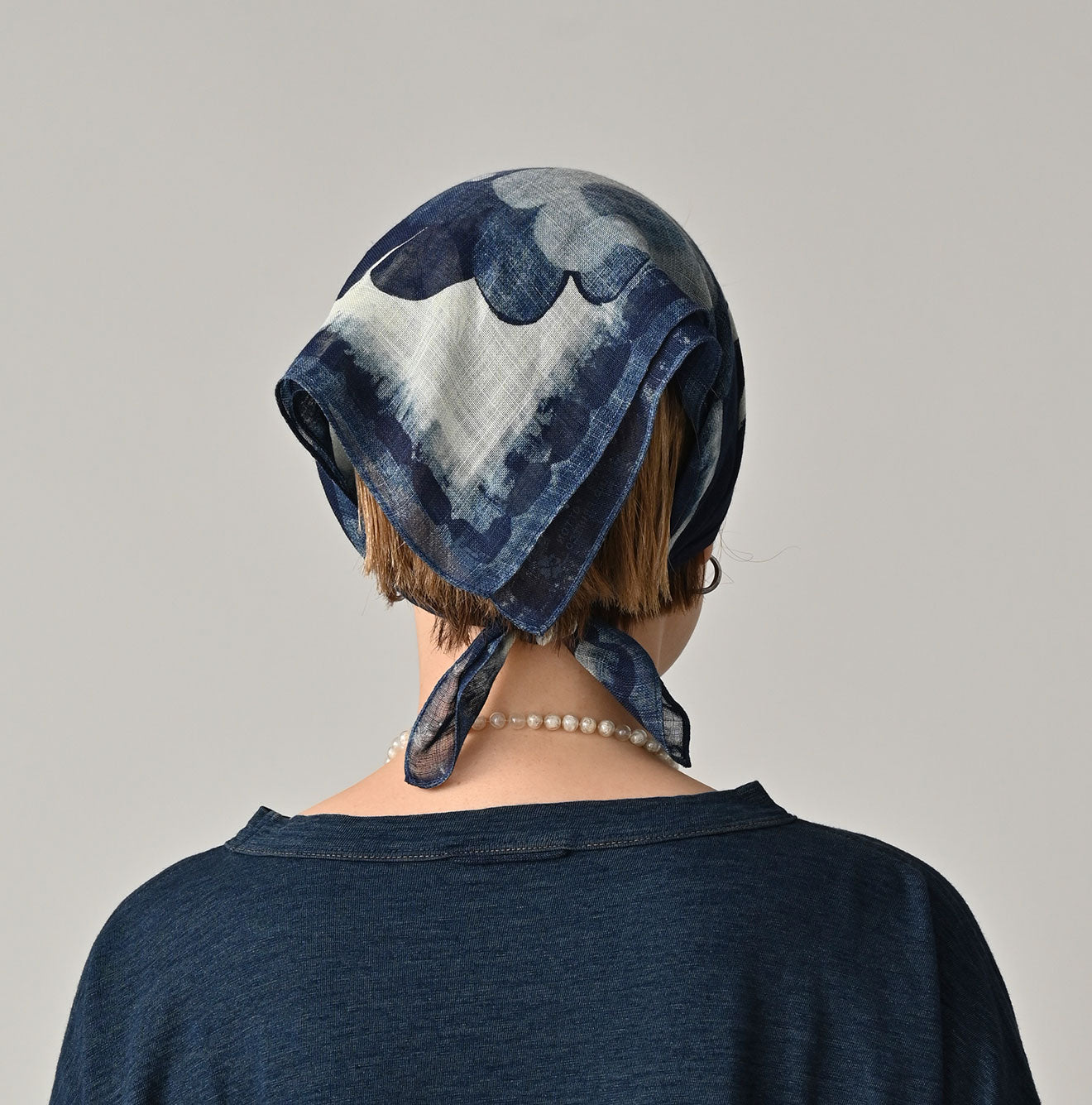 Indigo Gauze Aya Picture Book Bandana Female Model