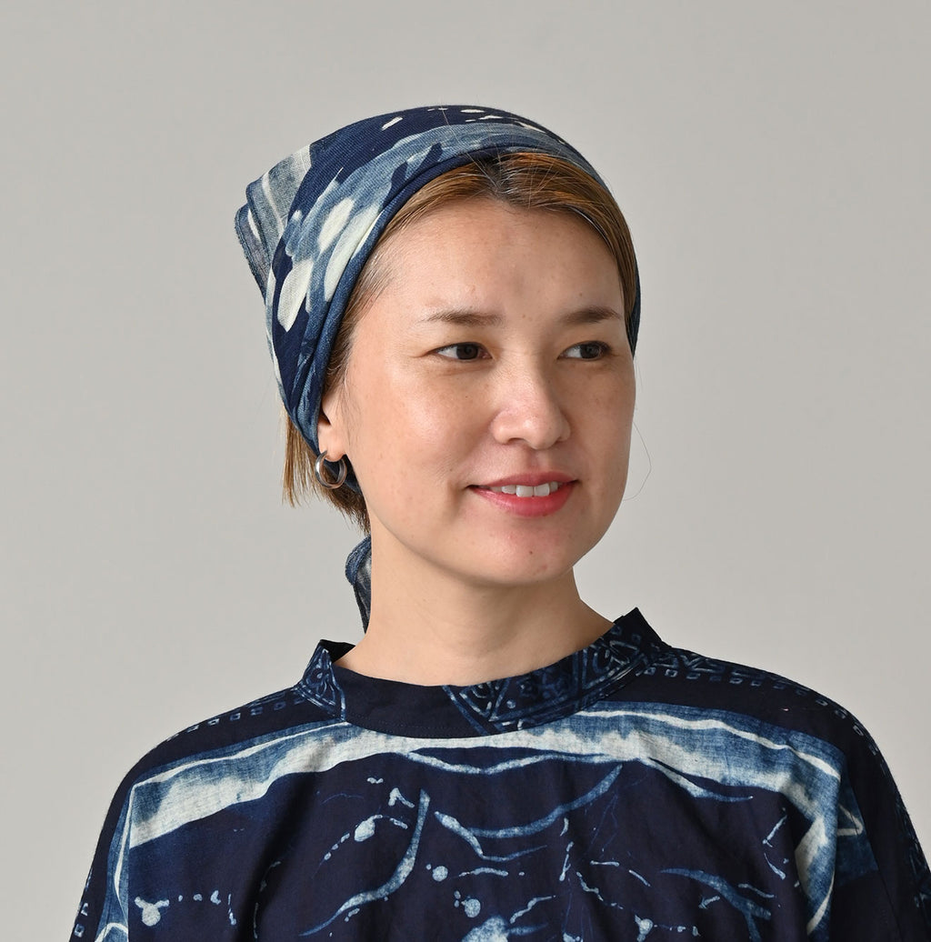 Indigo Gauze Aya Picture Book Bandana Female Model