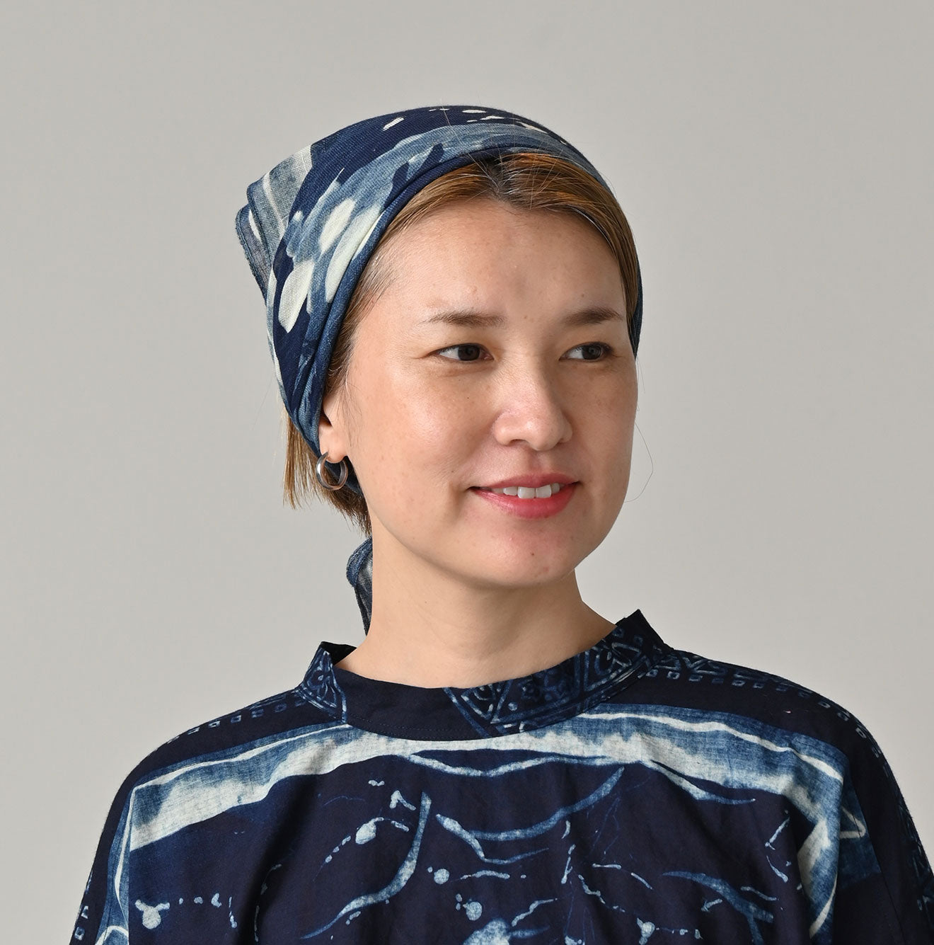 Indigo Gauze Aya Picture Book Bandana Female Model