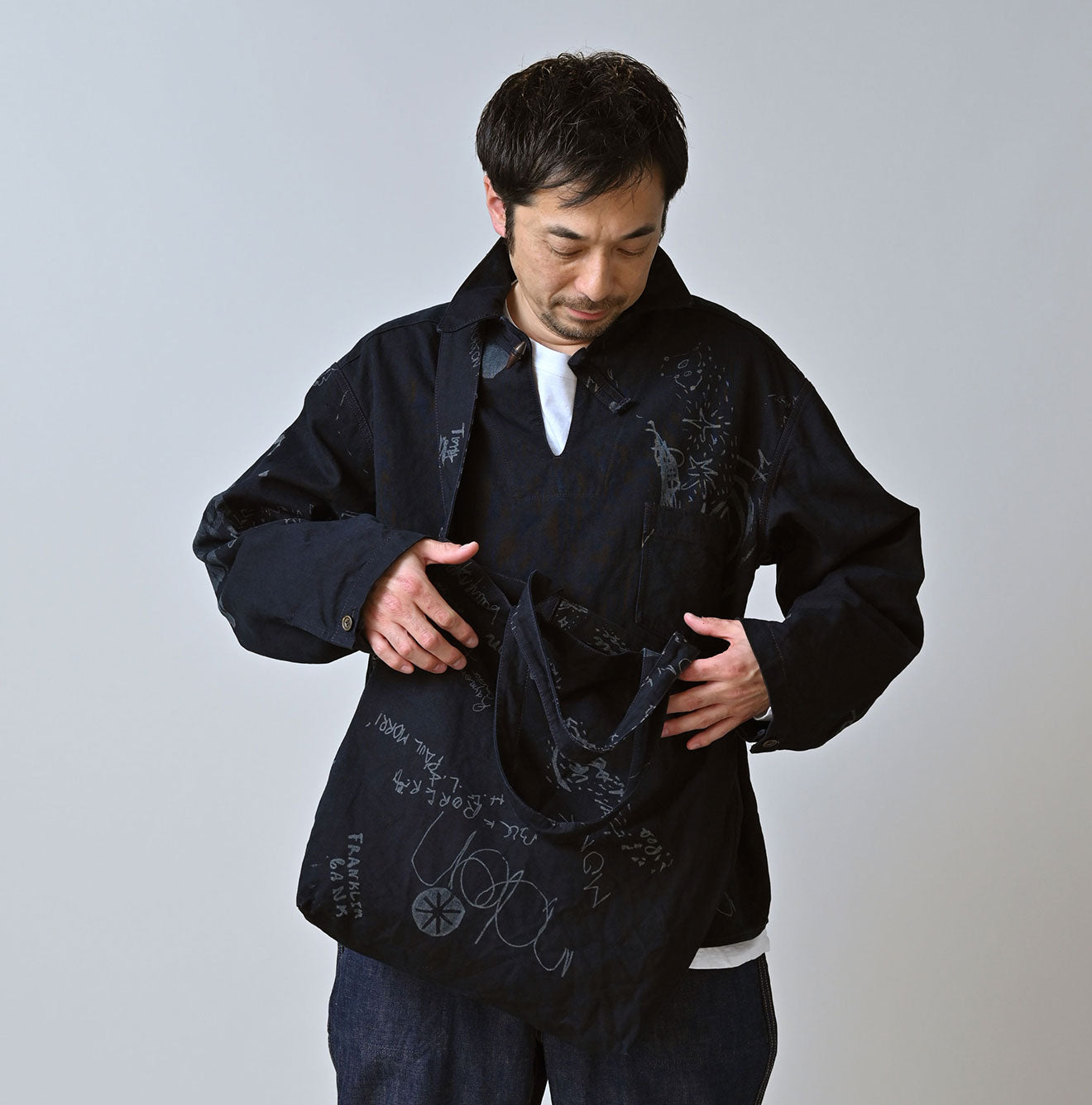 Indigo Duck Doodle Print 45 Tote Medium Male Model