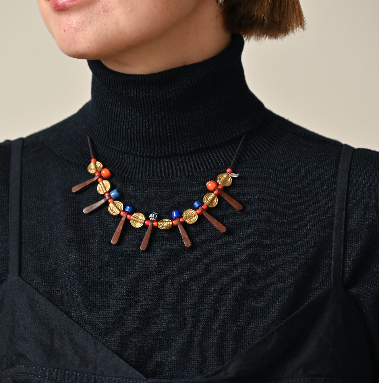 Glass Beads x Leather Choker Female Model