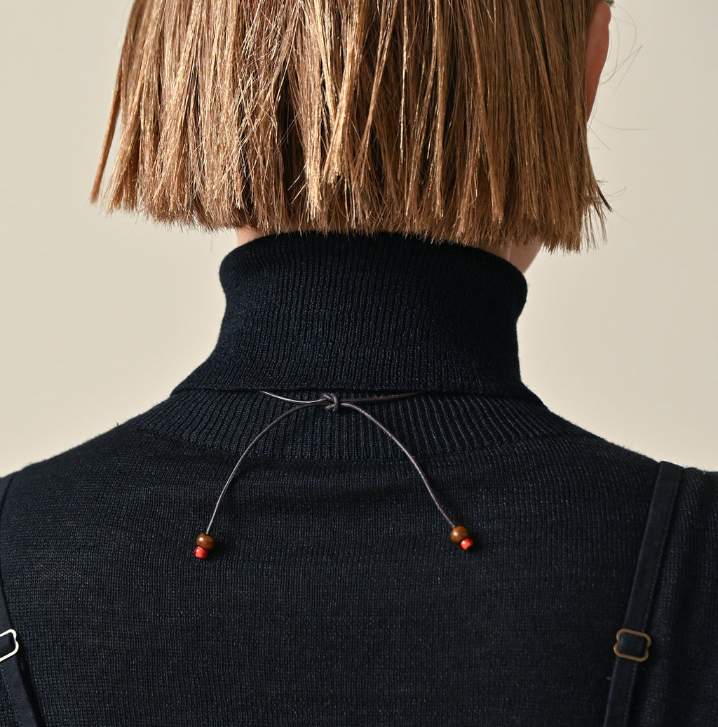 Glass Beads x Leather Choker Female Model