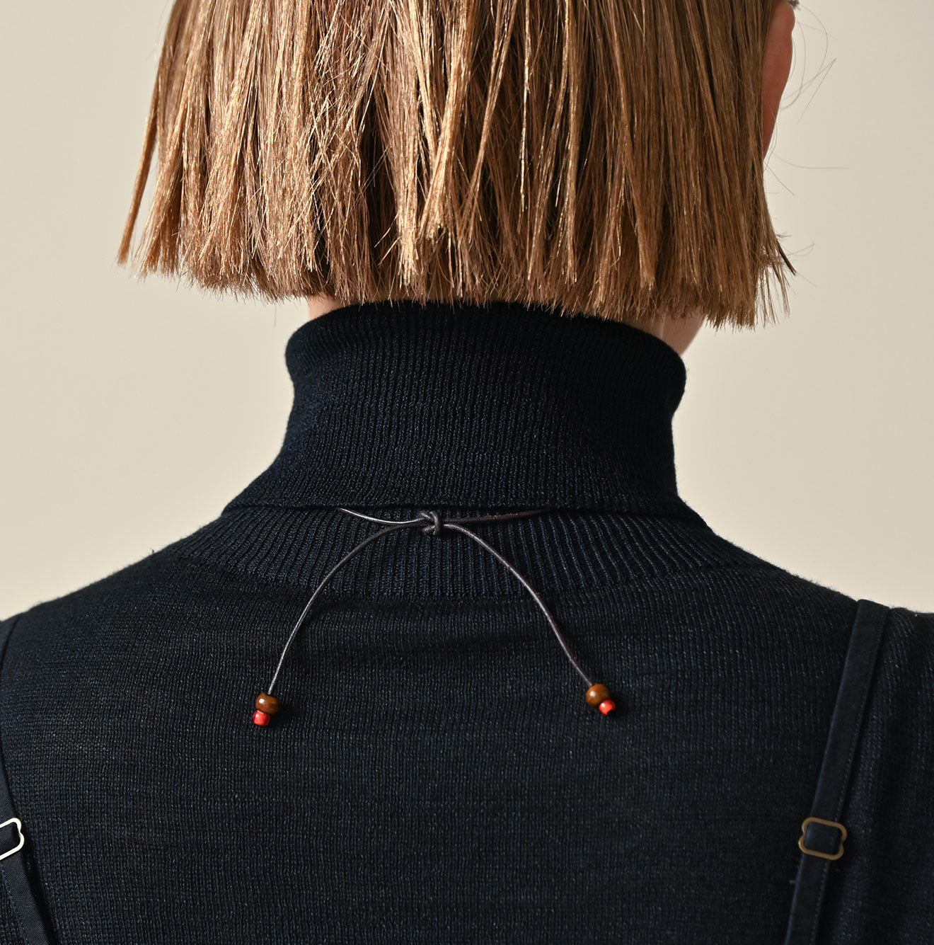 Glass Beads x Leather Choker Female Model