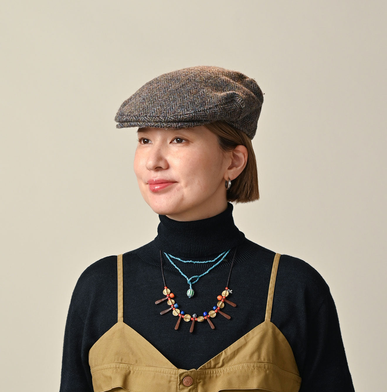 Glass Beads x Leather Choker Female Model
