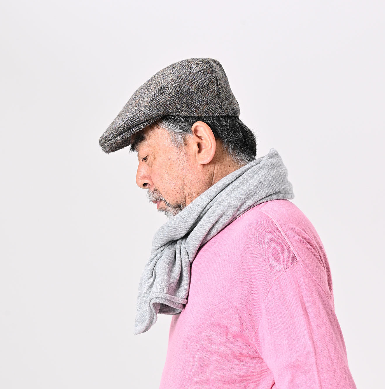 Plant Dyed Cashmere Super Gauze Muffler Female Model